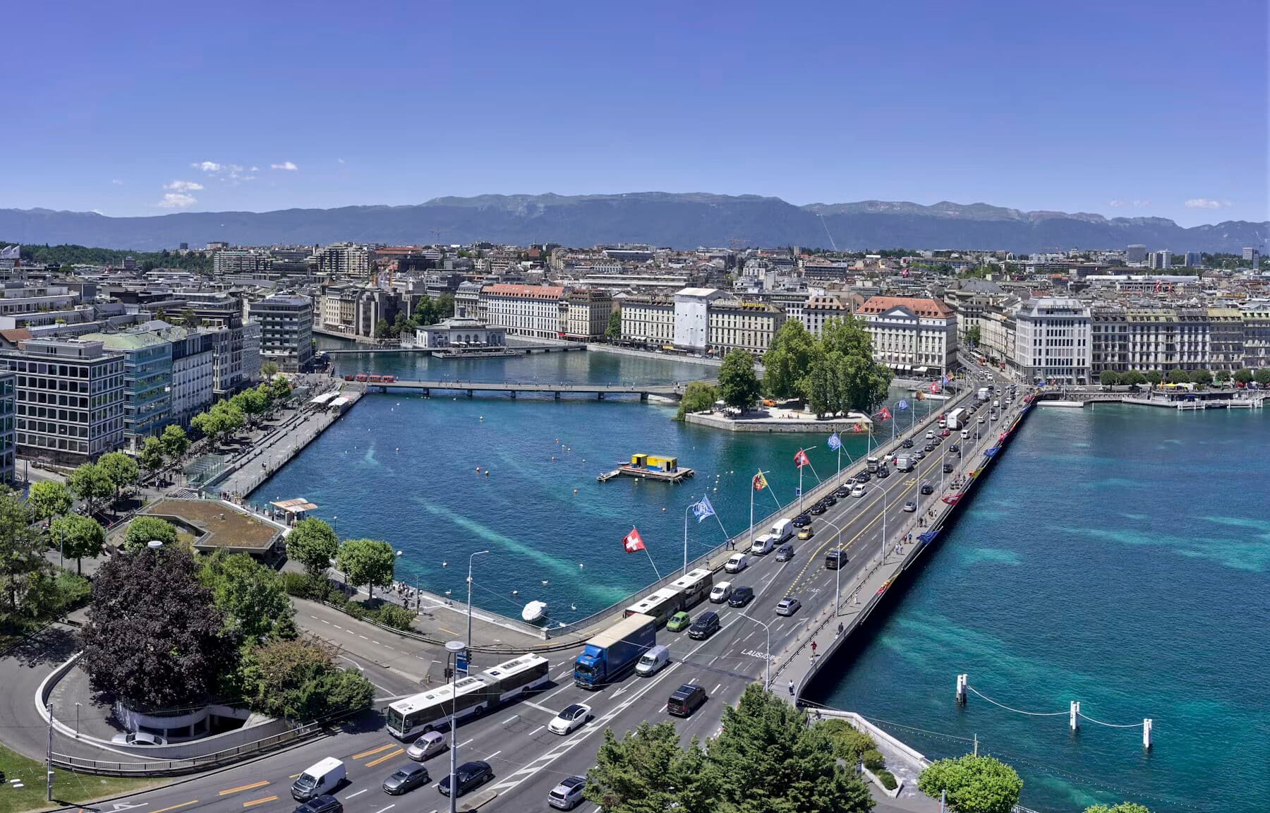 Le pont du Mont-Blanc et la rade de Genève
